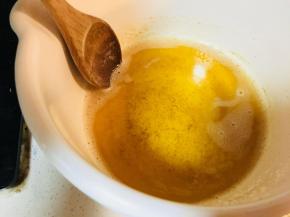 待锅中黄油呈现茶色，底部有少许沉淀，停止加热