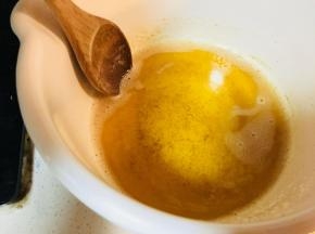 待锅中黄油呈现茶色，底部有少许沉淀，停止加热