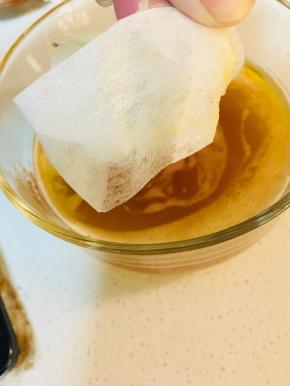 取一个茶包袋，将焦化好的黄油过滤掉沉淀物