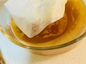 取一个茶包袋，将焦化好的黄油过滤掉沉淀物