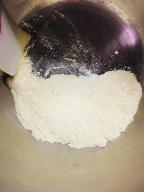 杏仁粉和低粉过筛，充分搅拌混合到一起备用。