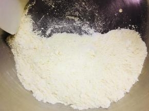 杏仁粉和低粉过筛，充分搅拌混合到一起备用。