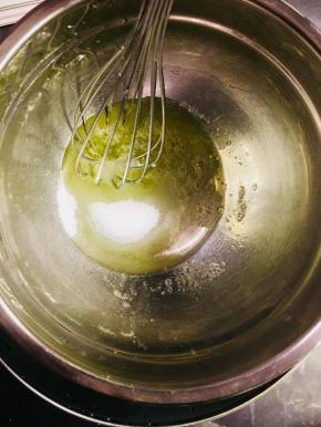 蛋清，糖，水饴置于容器内，隔60度热水搅拌，蛋清不需要打发，有少许泡沫不影响。