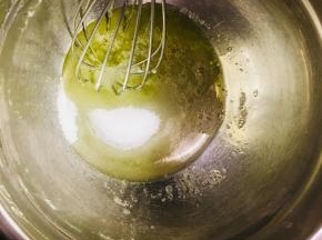 蛋清，糖，水饴置于容器内，隔60度热水搅拌，蛋清不需要打发，有少许泡沫不影响。