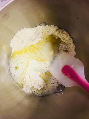 将搅拌好的蛋清溶液倒入混合好的低粉中