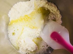 将搅拌好的蛋清溶液倒入混合好的低粉中