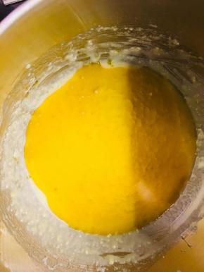 之前焦化好的黄油，温度保持在50度，倒入之前搅拌好的面糊中