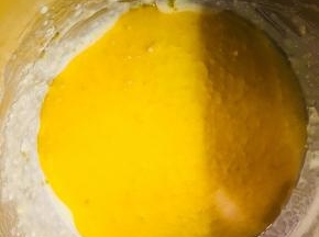 之前焦化好的黄油，温度保持在50度，倒入之前搅拌好的面糊中