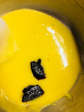 充分搅拌，把黄油都搅拌进面糊中。加入带有果粒的蓝莓酱