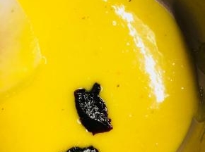 充分搅拌，把黄油都搅拌进面糊中。加入带有果粒的蓝莓酱