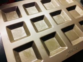 费南雪模具，刷一些软化过的黄油，薄薄一层。