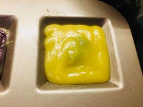 将面糊装入裱花袋，挤入模具，8分满即可