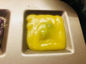 将面糊装入裱花袋，挤入模具，8分满即可