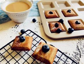 烤箱200度。10到15分钟。具体温度感觉自己烤箱调节。烤制茶色边缘有焦色即可，出炉摊凉密封保存