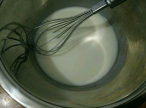玉米油和牛奶混合，搅打至乳化。