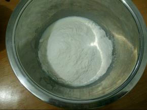 加入面粉，翻拌均匀。