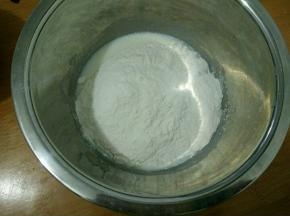 加入面粉，翻拌均匀。