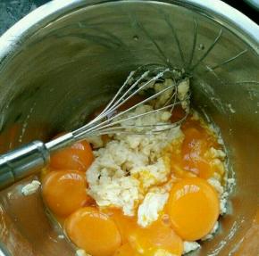 加入蛋黄，继续翻拌至顺滑，备用。