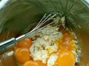 加入蛋黄，继续翻拌至顺滑，备用。