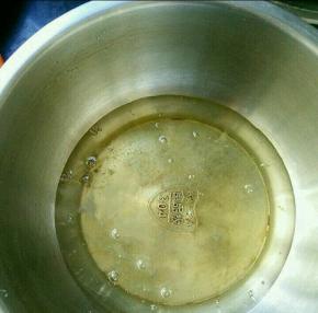 蛋清加入几滴醋。