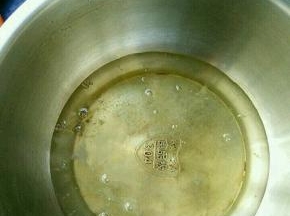 蛋清加入几滴醋。