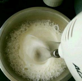 打到有粗泡时加入三分之一白糖。