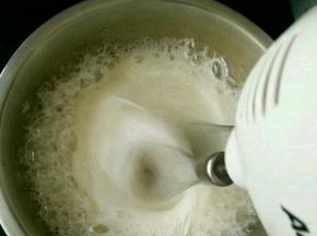 打到有粗泡时加入三分之一白糖。