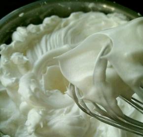 打到泡沫细腻时加入剩下的二分之一白糖，再打到有明显纹路加入所有白糖。继续打到干性泡发，提起打蛋器有直立的小角。