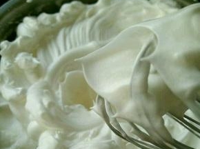 打到泡沫细腻时加入剩下的二分之一白糖，再打到有明显纹路加入所有白糖。继续打到干性泡发，提起打蛋器有直立的小角。