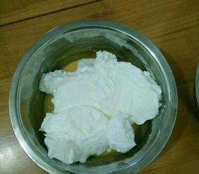 取三分之一蛋白糊放到蛋黄糊里，翻拌均匀。