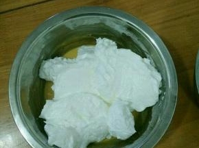 取三分之一蛋白糊放到蛋黄糊里，翻拌均匀。