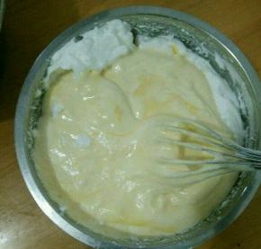 再倒回蛋白糊，继续翻拌至顺滑。