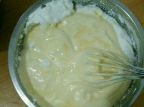 再倒回蛋白糊，继续翻拌至顺滑。