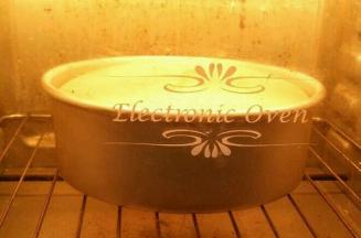 放到预热好的烤箱，上管120度下管110度烤50分钟左右。出炉倒扣凉凉。