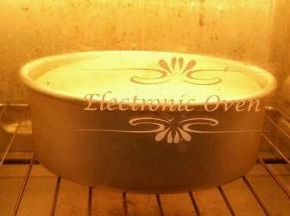 放到预热好的烤箱，上管120度下管110度烤50分钟左右。出炉倒扣凉凉。