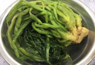 雪菜是腌制品，需要用水泡至少半个小时，将其中的盐分析出，再反复清洗几遍，挤干水分。