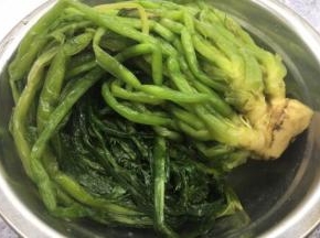 雪菜是腌制品，需要用水泡至少半个小时，将其中的盐分析出，再反复清洗几遍，挤干水分。