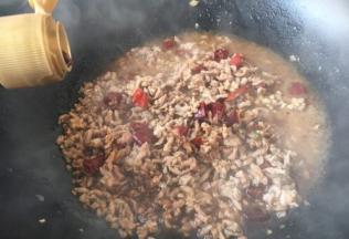 放入少许的白胡椒粉，1勺料酒，2勺酱油，翻炒均匀。