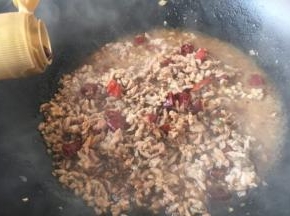 放入少许的白胡椒粉，1勺料酒，2勺酱油，翻炒均匀。