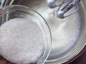 然后分三次加入白砂糖用打蛋器打发
