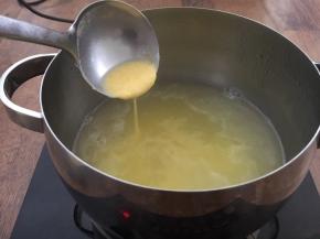 水开后调至中火，放入玉米面糊，并轻轻搅动。