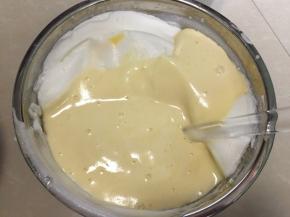 再将搅拌均匀的蛋糕糊倒入蛋白霜中用蛋白霜划拌均匀