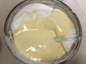 再将搅拌均匀的蛋糕糊倒入蛋白霜中用蛋白霜划拌均匀