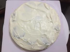 再在奇异果上抹上一层奶油