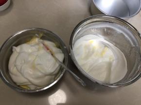 然后取1/2蛋白霜用刮刀划拌均匀