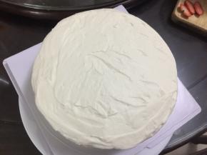 整个蛋糕抹上奶油，然后放入冰箱冷藏