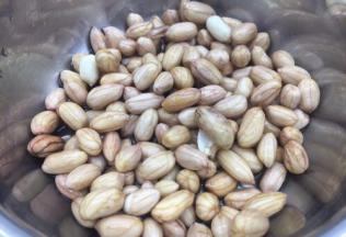 泡发好的花生米。