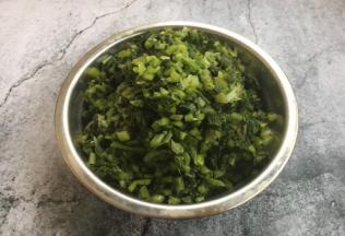 将雪菜的梗去掉，切成雪菜末。