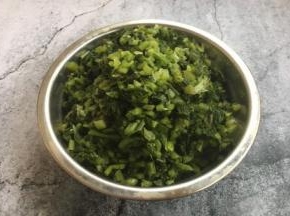 将雪菜的梗去掉，切成雪菜末。