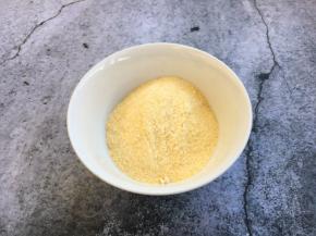 准备好玉米面80g。